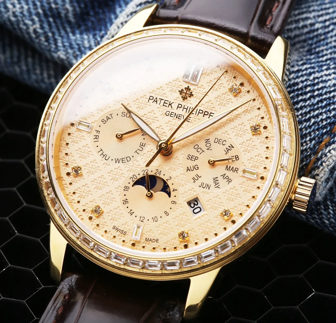 【Top replica】💰5700! Patek Philippe PP multifunctional watch is full of business style. It is equipped with an original imported 9100 moon phase function movement mechanical watch. It has accurate travel time and zero repairs. The use of strips of diamonds as scales on the dial shows the luxurious temperament of this watch [呲呲] imported cowhide strap. The watch mirror is made of sapphire mirror and the see-through bottom cover It is waterproof to 30 meters and has a diameter of 42mmx10mm. The functions of the watch include day of the week, month, date, moon, sun and other functions. The reputation of the best men's watch is revealed in every detail: a man is a warm gentleman, with great taste and craftsmanship, which is comparable to the original! The appearance and appearance are the same and unique!